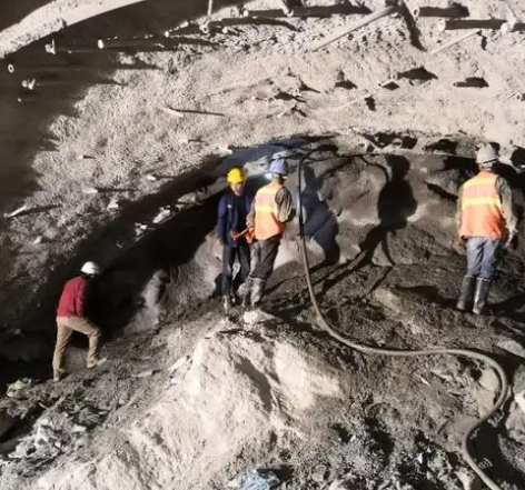 感城镇拱顶带模注浆料的施工流程及注意事项